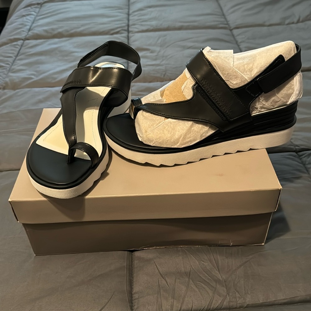 Black sandals size 8 1/2